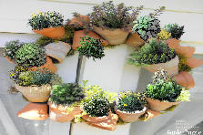 Garden design: Garden design:Mini Terracotta planter Door Wreath